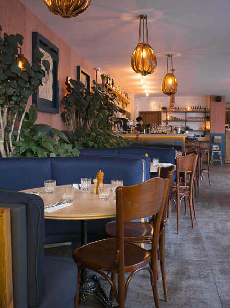 Intérieur de La Cantine Bretonne décoration par le Studio Emma Roux, chaises et banquette Delaroux.