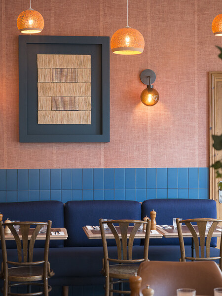 Intérieur de La Cantine Bretonne décoration par le Studio Emma Roux, chaises et banquette Delaroux.