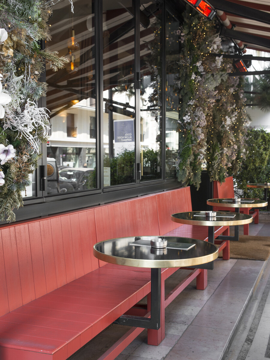 Restaurant Le Murillo de Paris - Décoration Emma Roux. Chaises extérieures en cannage. Plateaux émaillés cerclage laiton.