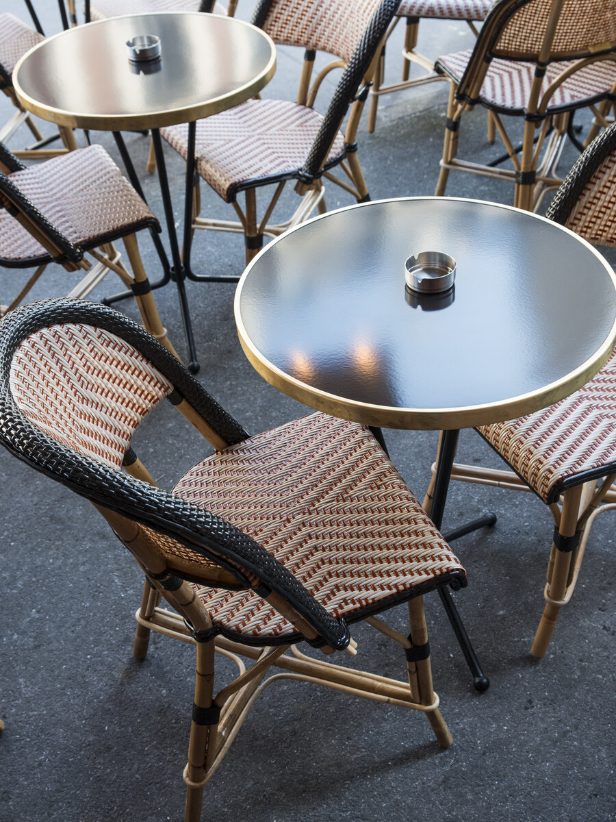Restaurant Le Murillo de Paris - Décoration Emma Roux. Chaises extérieures en cannage. Plateaux émaillés cerclage laiton.
