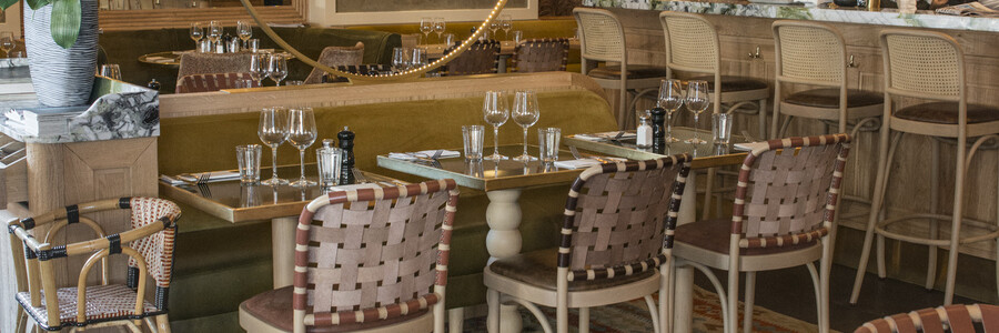 Restaurant Le Murillo de Paris - Décoration Emma Roux. Chaises tressées de cuir, banquette en velour, tapis kilim, luminaire en laiton.