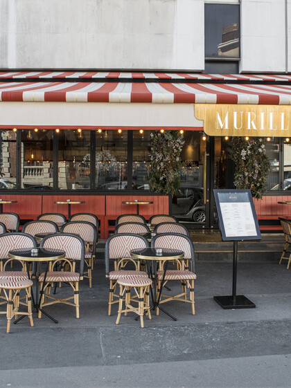 Restaurant Le Murillo de Paris - Décoration Emma Roux. Chaises extérieures en cannage. Plateaux émaillés cerclage laiton.