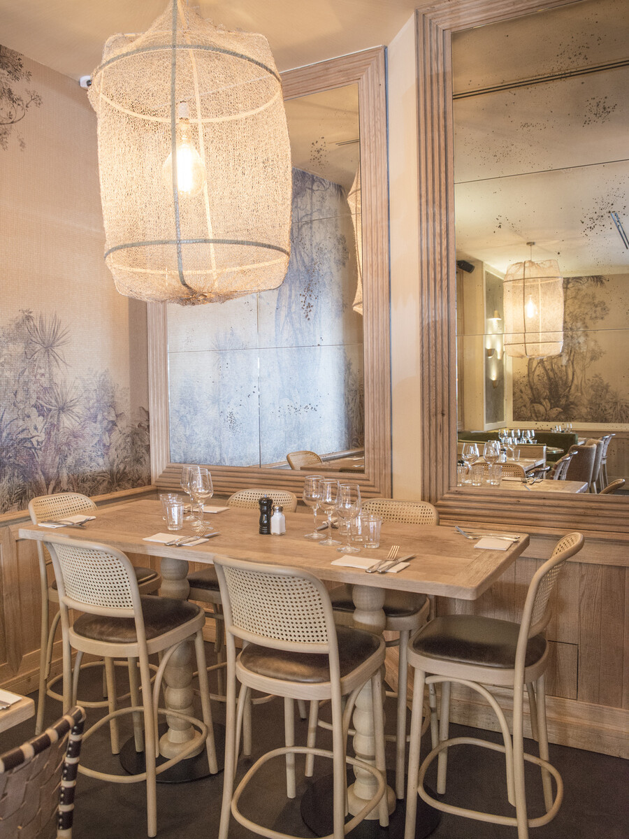 Le Studio Emma Roux a élaboré la décoration du restaurant Le Murillo de Paris. Bois brut, marbre, mobilier