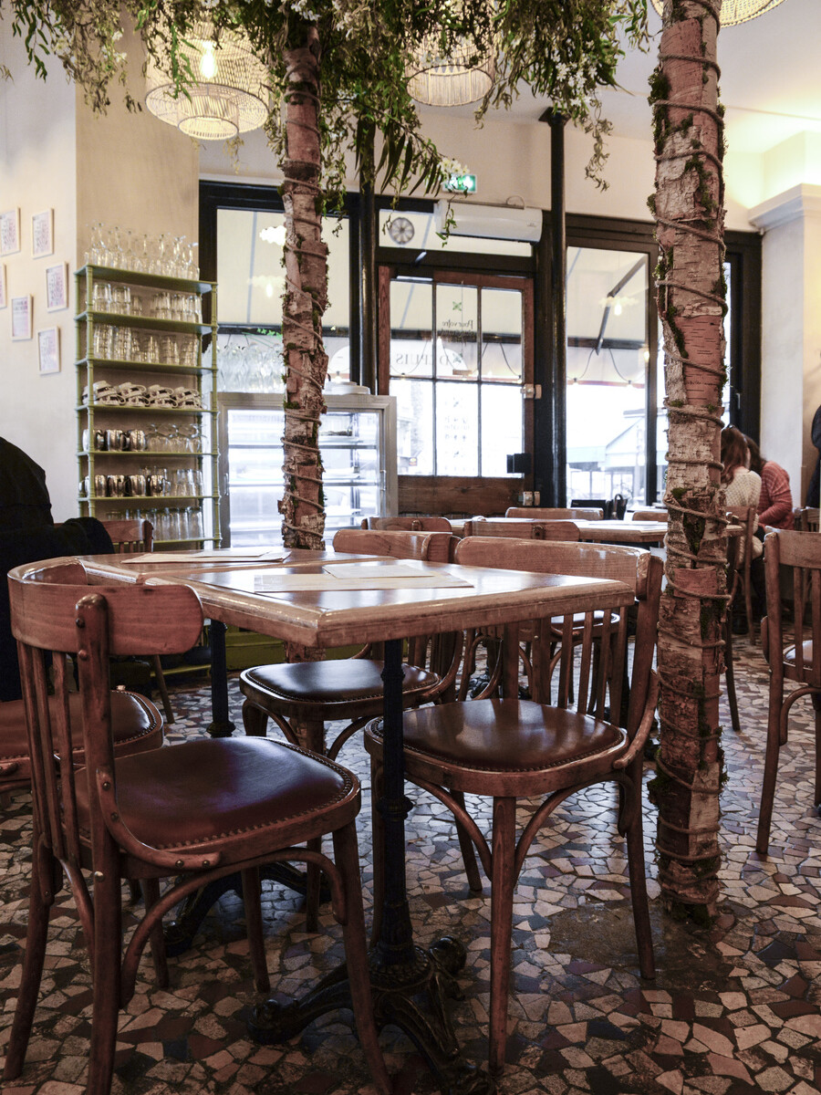 La décoration du restaurant L'arbre à Cannelle a été réalisée par Le Studio Emma Roux, agence de décoration à Paris.