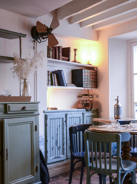 La décoration du restaurant L'arbre à Cannelle a été réalisée par Le Studio Emma Roux, agence de décoration à Paris. Mobilier sur mesure, peinture, menuiserie.