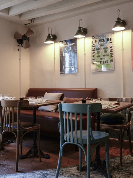 La décoration du restaurant L'arbre à Cannelle a été réalisée par Le Studio Emma Roux, agence de décoration à Paris. Luminaire, fleur, carrelage.