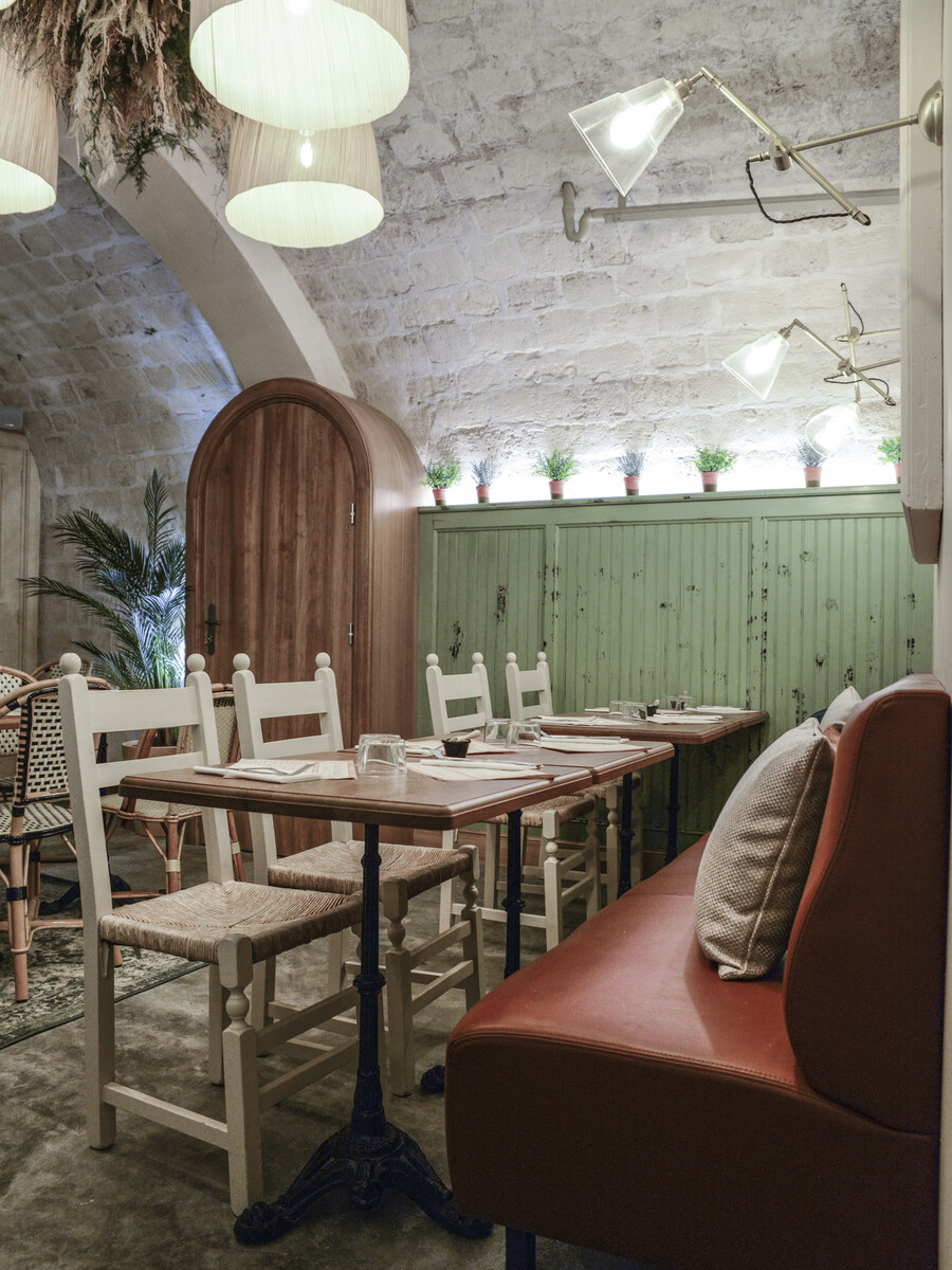 La décoration du restaurant L'arbre à Cannelle a été réalisée par Le Studio Emma Roux, agence de décoration à Paris. Luminaire, fleur, carrelage.