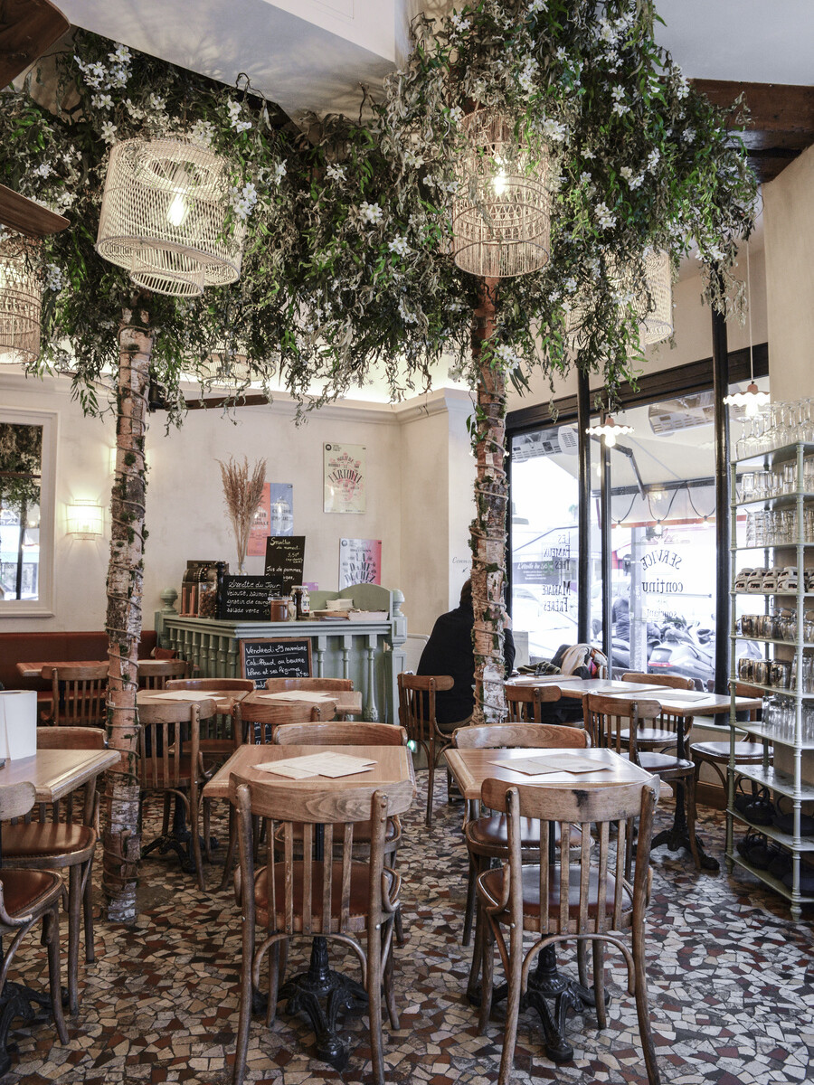 La décoration du restaurant L'arbre à Cannelle a été réalisée par Le Studio Emma Roux, agence de décoration à Paris. Mobilier sur mesure, peinture, menuiserie.