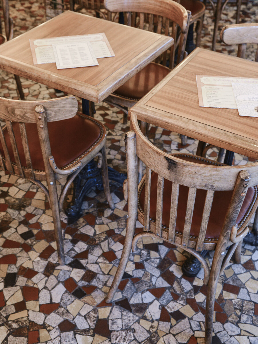 La décoration du restaurant L'arbre à Cannelle a été réalisée par Le Studio Emma Roux, agence de décoration à Paris. Mobilier sur mesure, peinture, menuiserie.