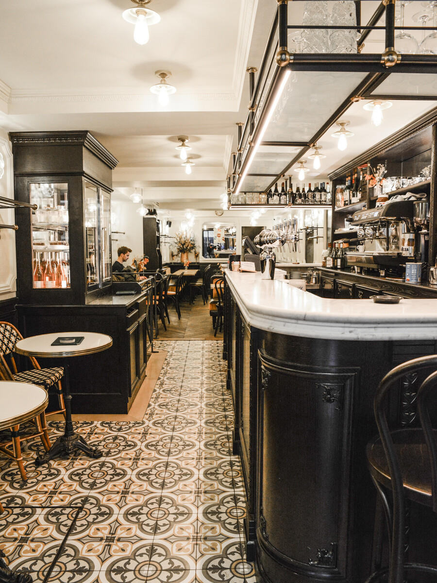 Le Studio Emma Roux en collaboration avec Arkesen ont réalisé la décoration de la brasserie Le Gevaudan dans le 5eme arrondissement de Paris. Marbre, carreau de ciment, menuiserie, comptoir.