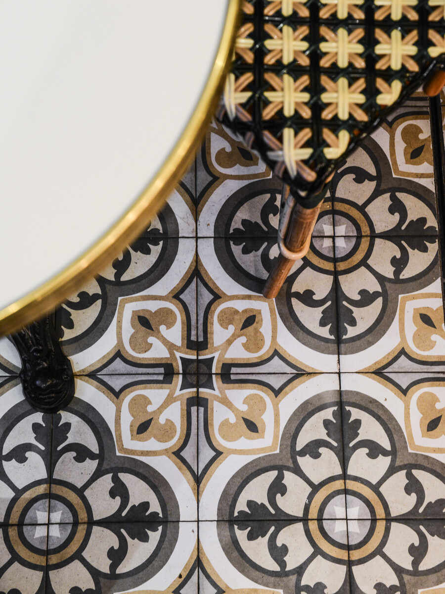 Le Studio Emma Roux en collaboration avec Arkesen ont réalisé la décoration de la brasserie Le Gevaudan dans le 5eme arrondissement de Paris. Carreau de ciment
