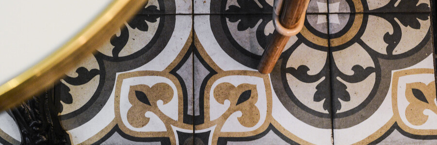 Le Studio Emma Roux en collaboration avec Arkesen ont réalisé la décoration de la brasserie Le Gevaudan dans le 5eme arrondissement de Paris. Carreau de ciment
