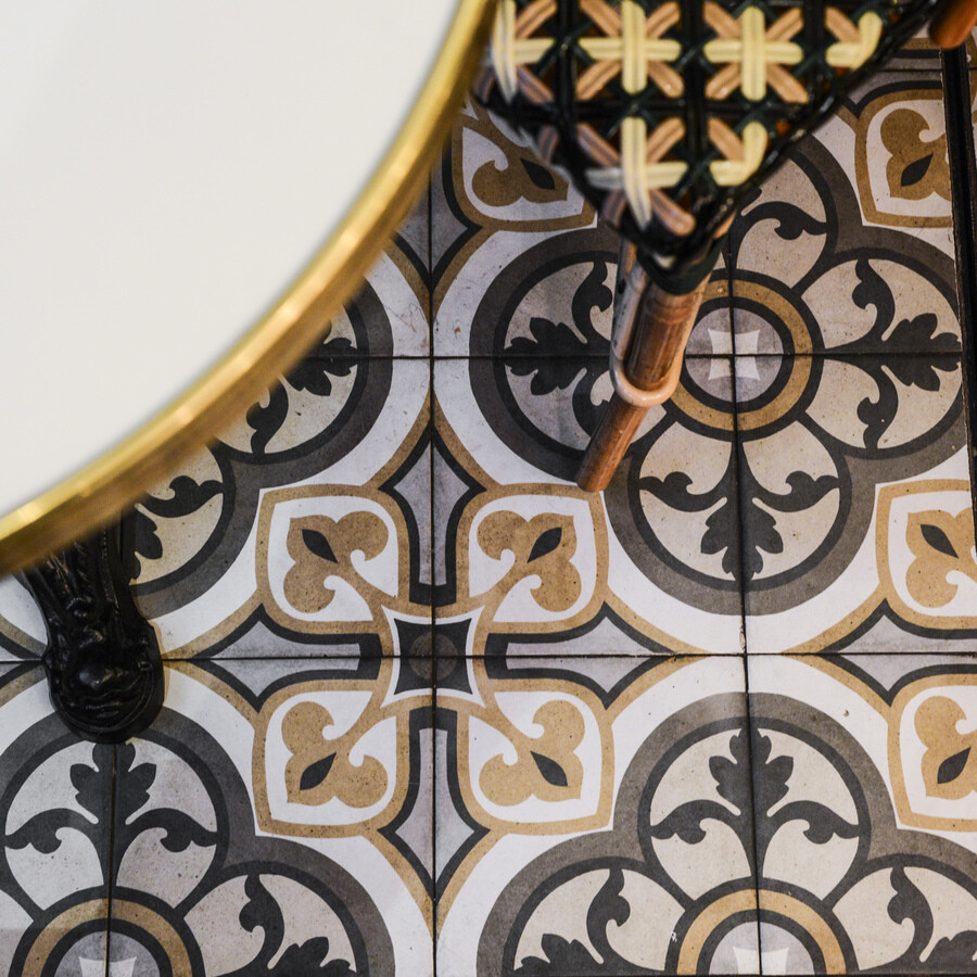 Le Studio Emma Roux en collaboration avec Arkesen ont réalisé la décoration de la brasserie Le Gevaudan dans le 5eme arrondissement de Paris. Carreau de ciment