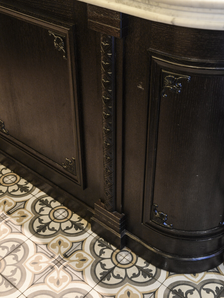Le Studio Emma Roux en collaboration avec Arkesen ont réalisé la décoration de la brasserie Le Gevaudan dans le 5eme arrondissement de Paris. Menuiserie, comptoir.