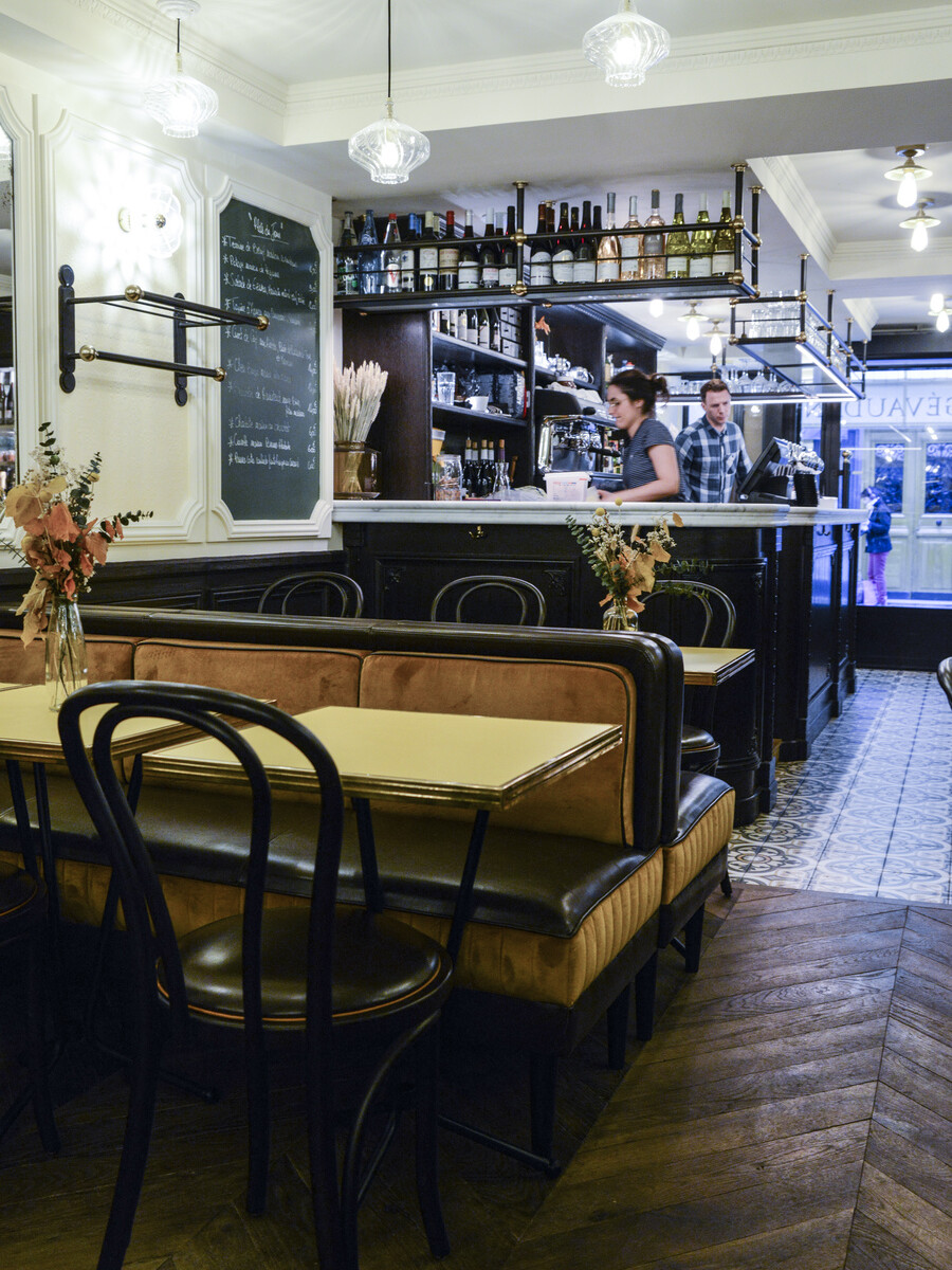 Le Studio Emma Roux en collaboration avec Arkesen ont réalisé la décoration de la brasserie Le Gevaudan dans le 5eme arrondissement de Paris. Mobilier sur mesure, banquette