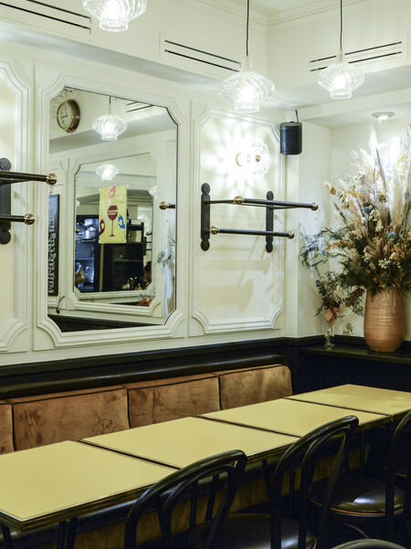 Le Studio Emma Roux en collaboration avec Arkesen ont réalisé la décoration de la brasserie Le Gevaudan dans le 5eme arrondissement de Paris. Mobilier sur mesure, banquette