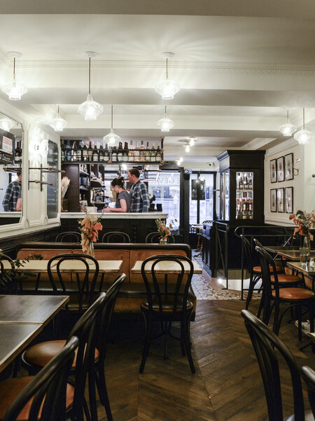 Le Studio Emma Roux en collaboration avec Arkesen ont réalisé la décoration de la brasserie Le Gevaudan dans le 5eme arrondissement de Paris. Mobilier sur mesure, banquette