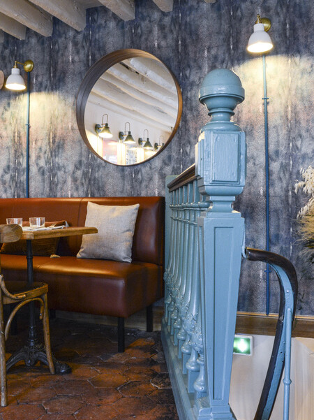 La décoration du restaurant L'arbre à Cannelle a été réalisée par Le Studio Emma Roux, agence de décoration à Paris. Mobilier sur mesure, peinture, menuiserie.