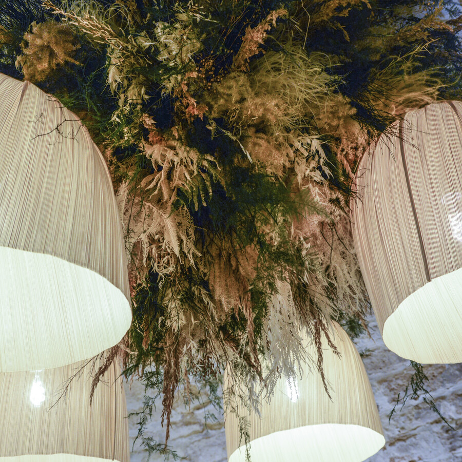 La décoration du restaurant L'arbre à Cannelle a été réalisée par Le Studio Emma Roux, agence de décoration à Paris. Luminaire, fleur, carrelage.