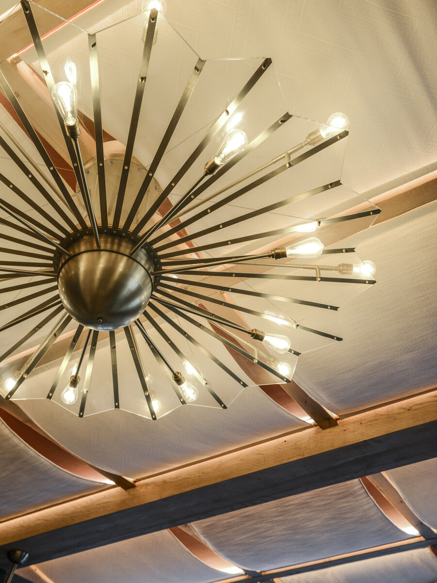 Le Studio Emma Roux en collaboration avec Arkesen a réalisé les travaux et la décoration de la pizzeria Isola Bella à Reuil Malmaison.