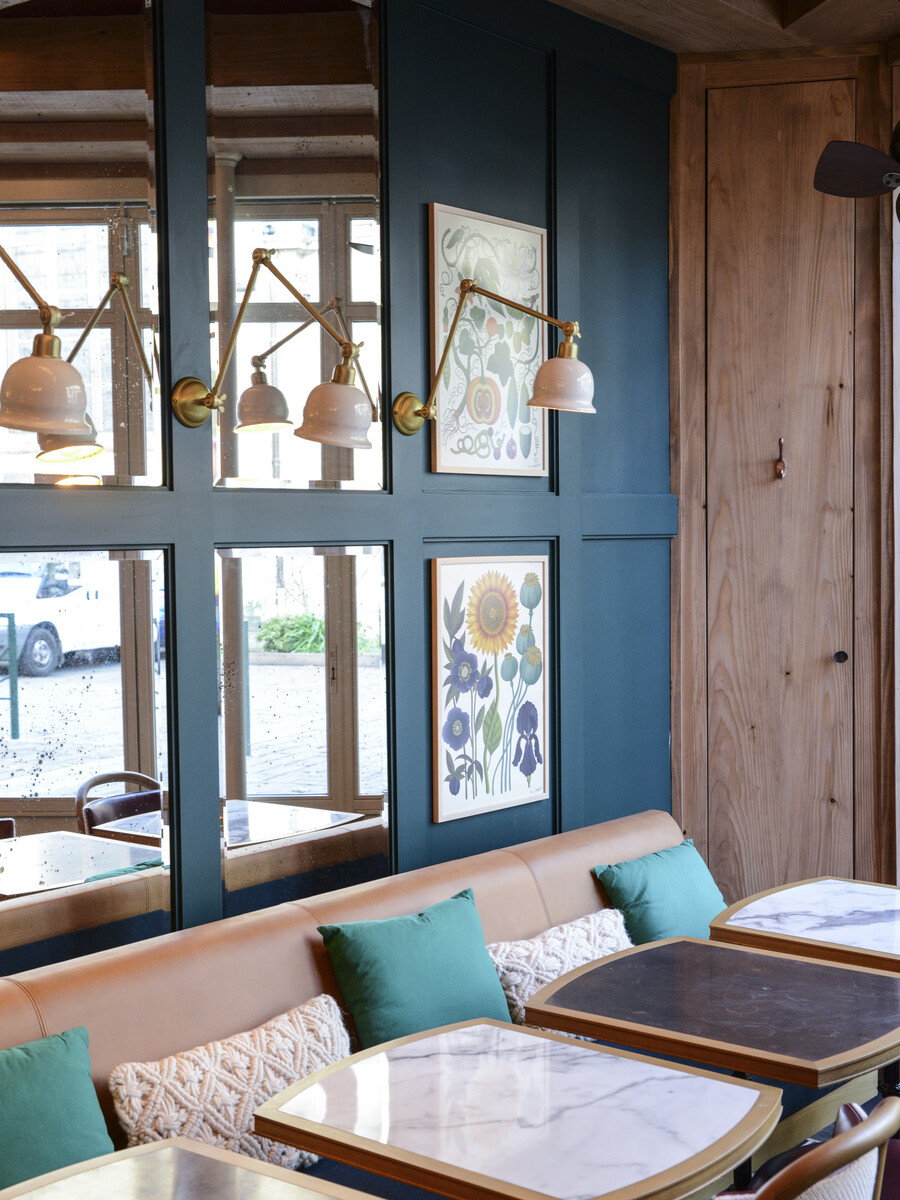 Le Studio Emma Roux en collaboration avec Arkesen a réalisé les travaux et la décoration de la pizzeria Isola Bella à Reuil Malmaison. Parquet sur mesure