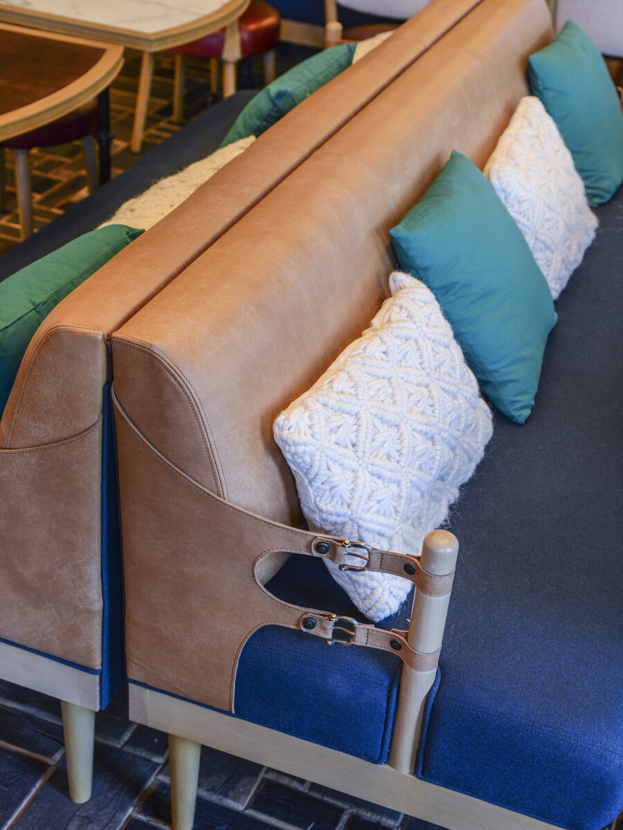 Le Studio Emma Roux en collaboration avec Arkesen a réalisé les travaux et la décoration de la pizzeria Isola Bella à Reuil Malmaison. Cuir et mobilier sur mesure