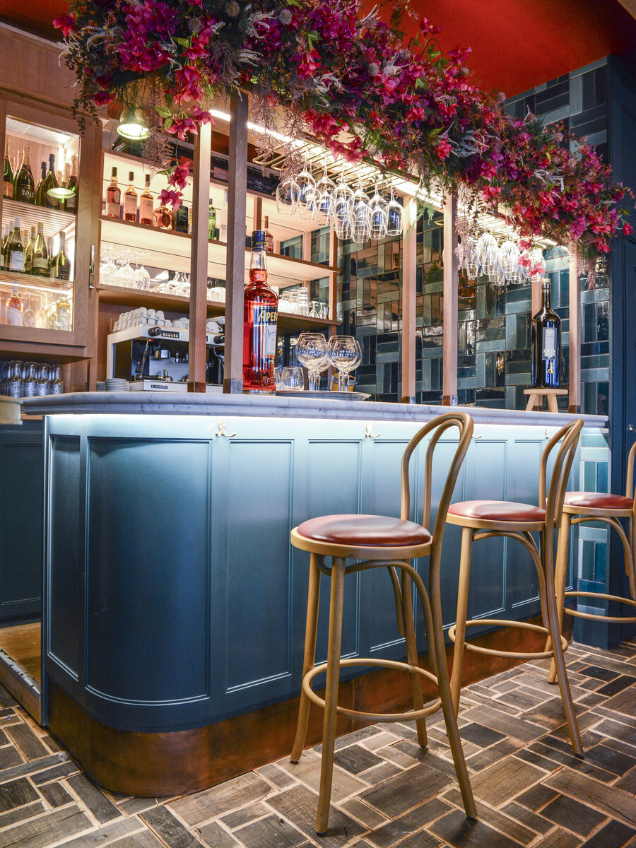 Le Studio Emma Roux en collaboration avec Arkesen a réalisé les travaux et la décoration de la pizzeria Isola Bella à Reuil Malmaison. Comptoir