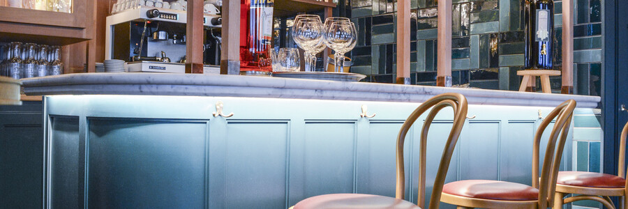 Le Studio Emma Roux en collaboration avec Arkesen a réalisé les travaux et la décoration de la pizzeria Isola Bella à Reuil Malmaison. Comptoir