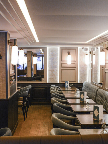 Le Studio Emma Roux een collaboration avec Christopher Matignon Architecte d'intérieur ont participé aux travaux de rénovation du restaurant Le Chalet à Paris. Fauteuil et table sur mesure.