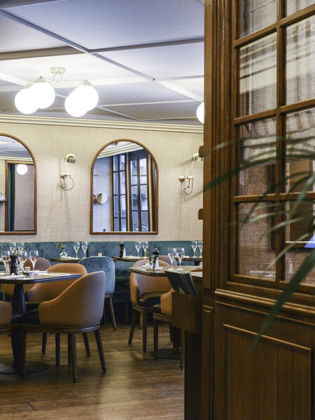 Le Studio Emma Roux een collaboration avec Christopher Matignon Architecte d'intérieur ont participé aux travaux de rénovation du restaurant Le Chalet à Paris. Fauteuil et table sur mesure.