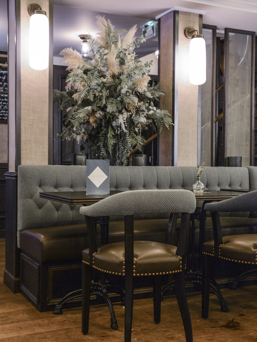 Le Studio Emma Roux en collaboration avec Christopher Matignon Architecte d'intérieur ont participé aux travaux de rénovation du restaurant Le Chalet à Paris. Fauteuil et table sur mesure.