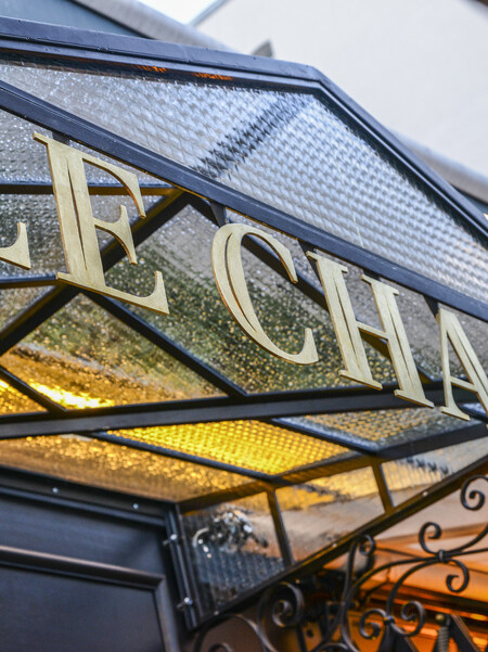 Le Studio Emma Roux een collaboration avec Christopher Matignon Architecte d'intérieur ont participé aux travaux de rénovation du restaurant Le Chalet à Paris. Enseigne restaurant.