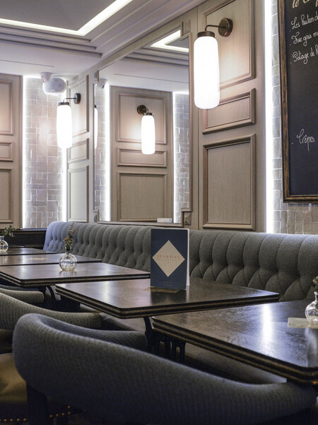 Le Studio Emma Roux en collaboration avec Christopher Matignon Architecte d'intérieur ont participé aux travaux de rénovation du restaurant Le Chalet à Paris. Fauteuil et table sur mesure.