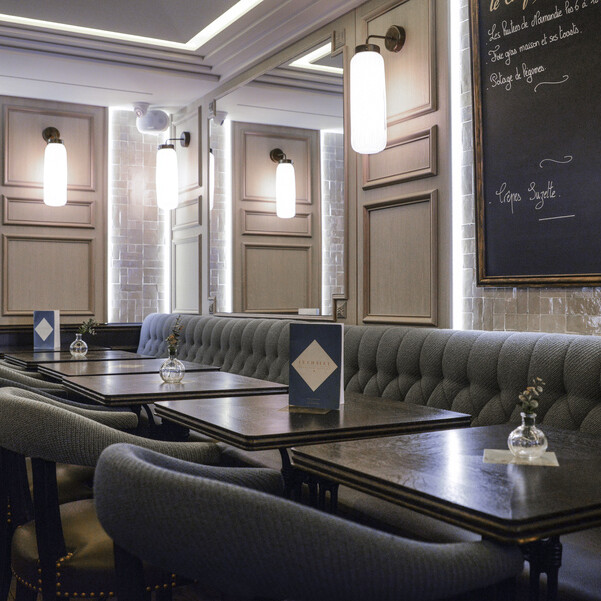 Le Studio Emma Roux en collaboration avec Christopher Matignon Architecte d'intérieur ont participé aux travaux de rénovation du restaurant Le Chalet à Paris. Fauteuil et table sur mesure.