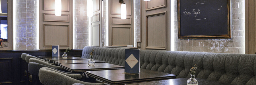 Le Studio Emma Roux en collaboration avec Christopher Matignon Architecte d'intérieur ont participé aux travaux de rénovation du restaurant Le Chalet à Paris. Fauteuil et table sur mesure.