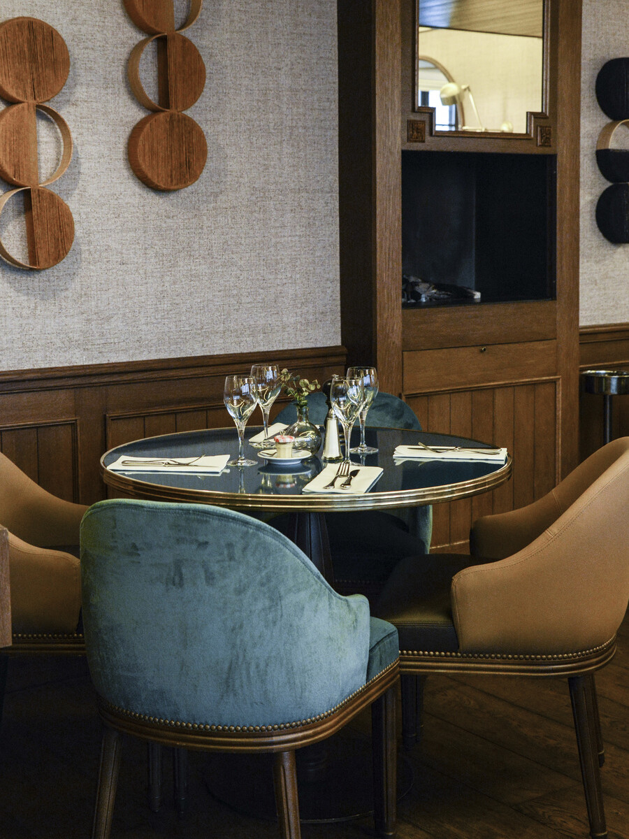 Le Studio Emma Roux een collaboration avec Christopher Matignon Architecte d'intérieur ont participé aux travaux de rénovation du restaurant Le Chalet à Paris. Fauteuil et table sur mesure.