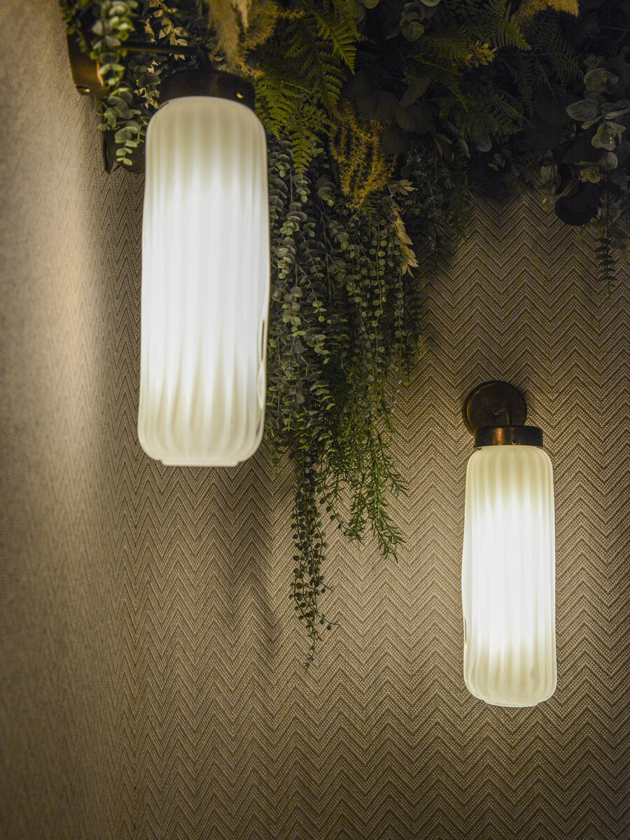 Le Studio Emma Roux en collaboration avec Christopher Matignon Architecte d'intérieur ont participé aux travaux de rénovation du restaurant Le Chalet à Paris. Luminaire Vanessa Mitrani