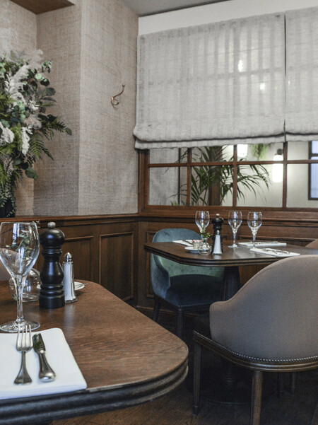 Le Studio Emma Roux een collaboration avec Christopher Matignon Architecte d'intérieur ont participé aux travaux de rénovation du restaurant Le Chalet à Paris. Fauteuil et table sur mesure.