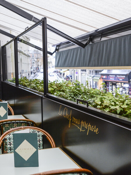 Le Studio Emma Roux en collaboration avec Christopher Matignon Architecte d'intérieur ont participé aux travaux de rénovation du restaurant Le Chalet à Paris. Terrasse