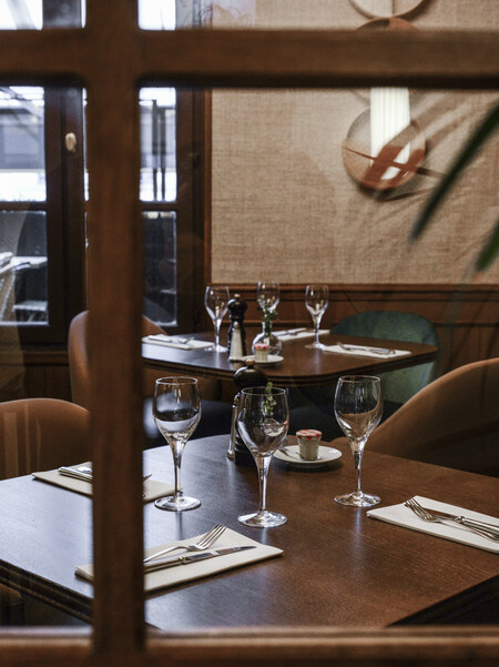 Le Studio Emma Roux een collaboration avec Christopher Matignon Architecte d'intérieur ont participé aux travaux de rénovation du restaurant Le Chalet à Paris. Fauteuil et table sur mesure.