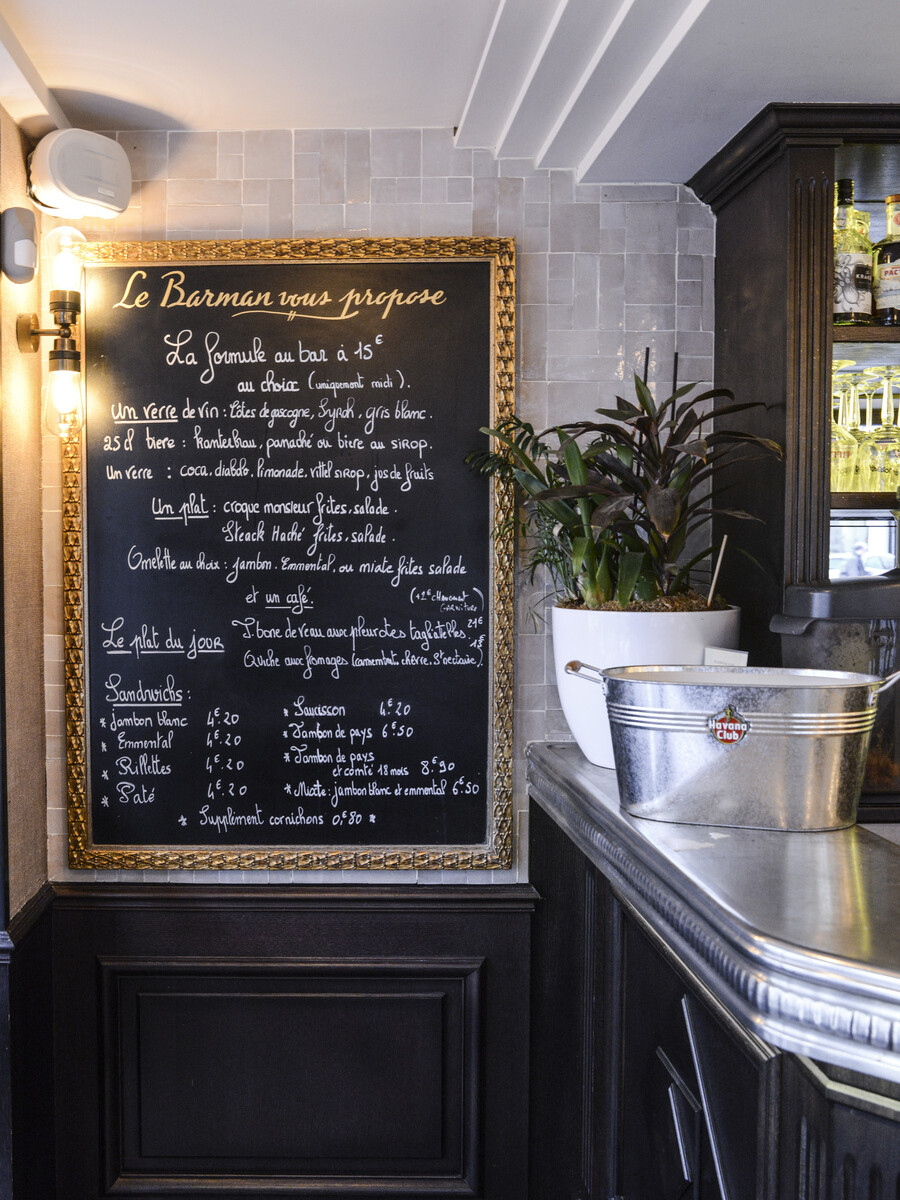 Le Studio Emma Roux en collaboration avec Christopher Matignon Architecte d'intérieur ont participé aux travaux de rénovation du restaurant Le Chalet à Paris. Signalétique