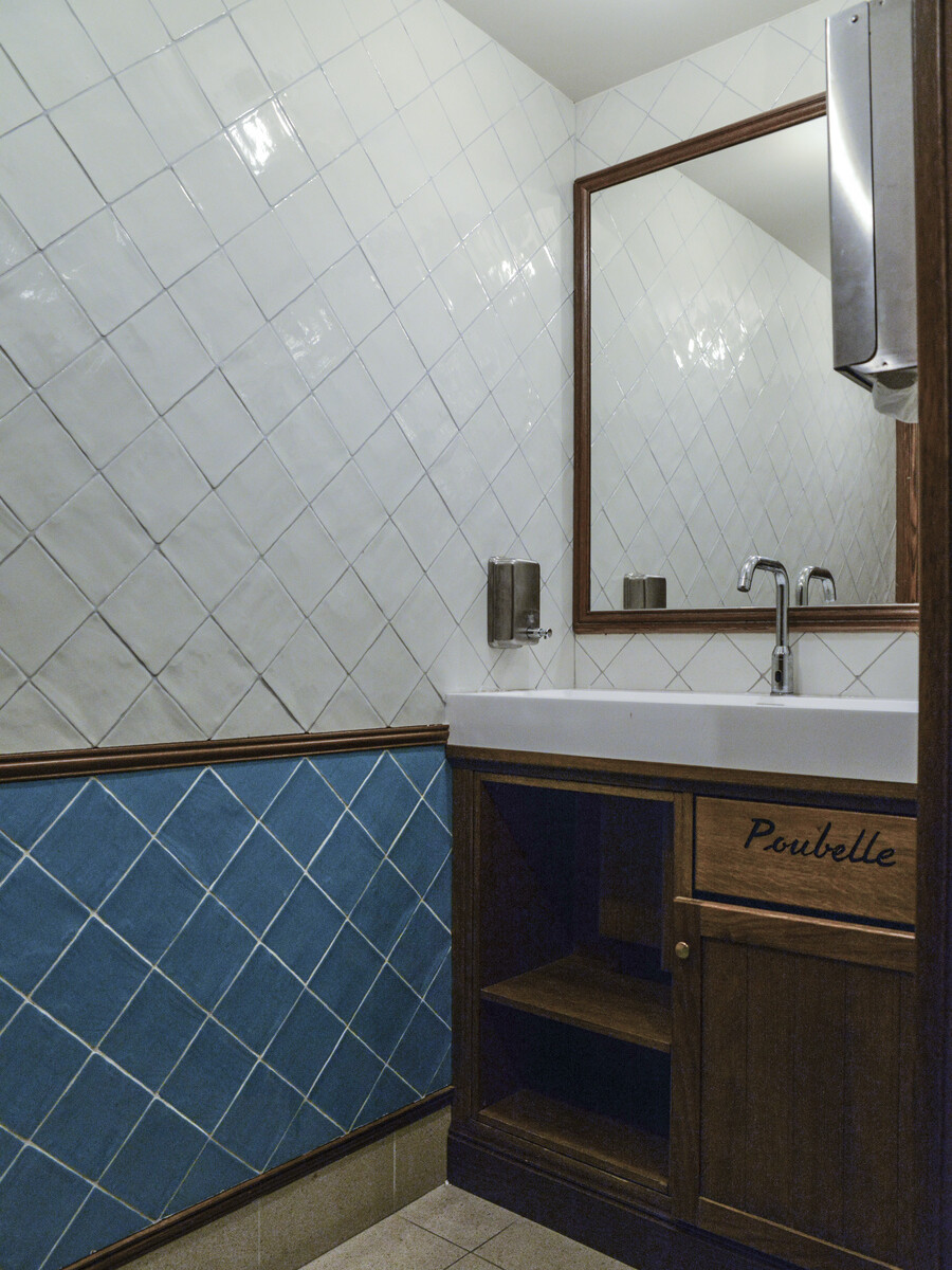 Le Studio Emma Roux een collaboration avec Christopher Matignon Architecte d'intérieur ont participé aux travaux de rénovation du restaurant Le Chalet à Paris. Toilettes