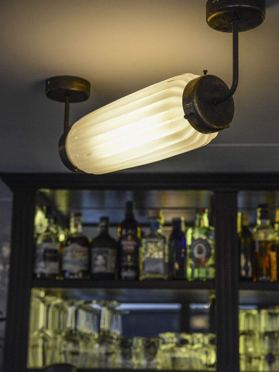 Le Studio Emma Roux en collaboration avec Christopher Matignon Architecte d'intérieur ont participé aux travaux de rénovation du restaurant Le Chalet à Paris. Luminaire Vanessa Mitrani