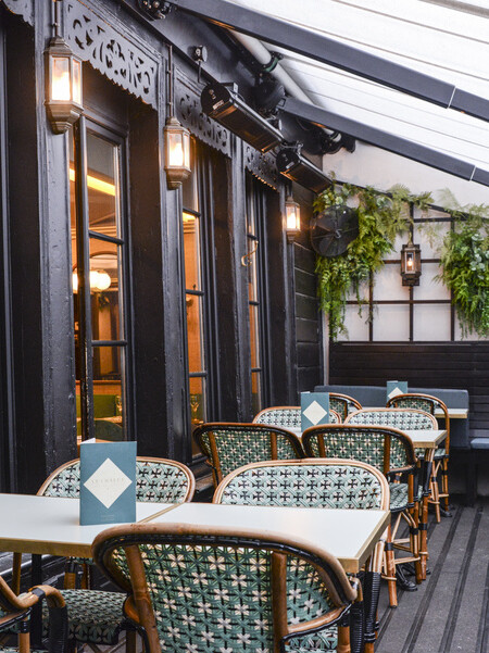Le Studio Emma Roux en collaboration avec Christopher Matignon Architecte d'intérieur ont participé aux travaux de rénovation du restaurant Le Chalet à Paris. Terrasse