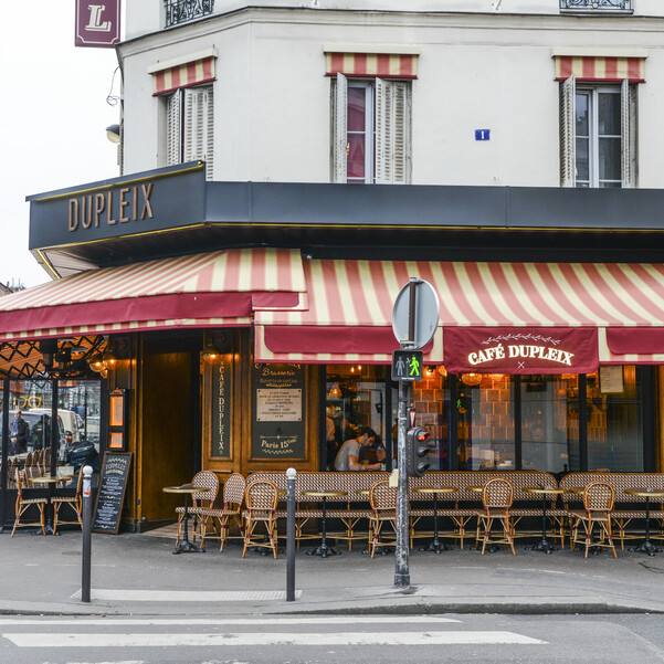 Le Studio Emma Roux a décoré le bistrot Dupleix à Paris. Comptoir, bois, menuiserie, bar, chaise, table, store.