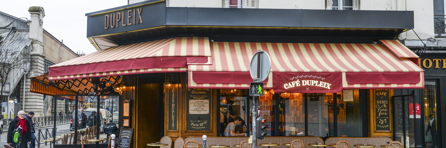 Le Studio Emma Roux a décoré le bistrot Dupleix à Paris. Comptoir, bois, menuiserie, bar, chaise, table, store.