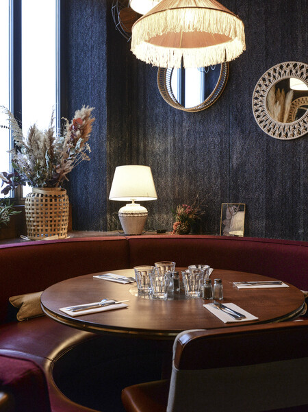 Le Studio Emma Roux en collaboration avec Christopher Matignon, a fait la décoration de Marie Belle, Boulevard de Bonnes Nouvelles à Paris. Banquettes