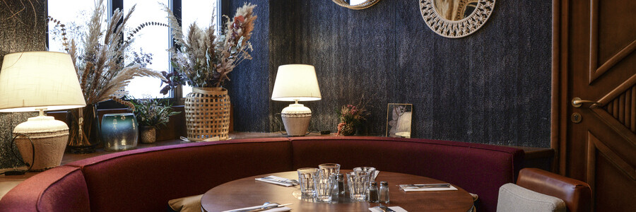 Le Studio Emma Roux en collaboration avec Christopher Matignon, a fait la décoration de Marie Belle, Boulevard de Bonnes Nouvelles à Paris. Banquettes