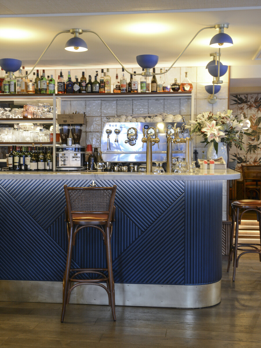 Le Studio Emma Roux en collaboration avec Christopher Matignon, a fait la décoration de Marie Belle, Boulevard de Bonnes Nouvelles à Paris. Comptoir