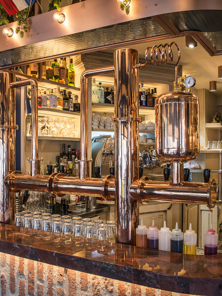 Relooking décoratif par le Studio Emma Roux à Paris, comptoir en parement, marbre et pompe à bière en cuivre